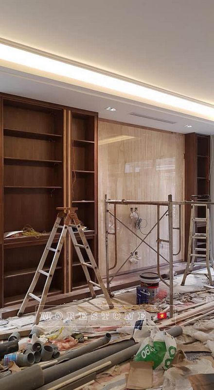 Morestone thi công đá ốp tường phòng khách màu nâu sang trọng với nhiều đường vân tự nhiên đẹp sáng bóng, dễ dàng vệ sinh lại bền bỉ theo thời gian cho mọi không gian từ biệt thự đến chung cư.