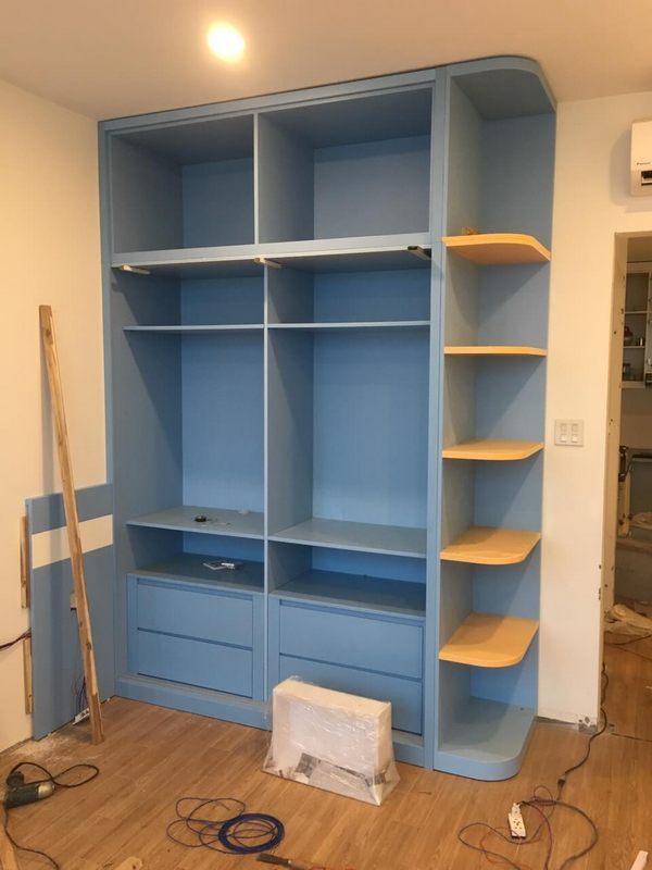 Hình ảnh đang lắp đặt, phòng ngủ trẻ con chung cư Thăng Long No1 tủ áo gỗ công nghiệp sơn màu xanh kết hợp với kệ bên hông hiện đại